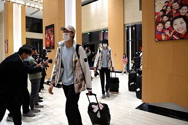 陈泽楷一听他叹气，急忙上前询问：少爷，您叹气难道因为她们两个人没救了吗？叶辰摇摇头：我叹气是因为她们俩还有救。